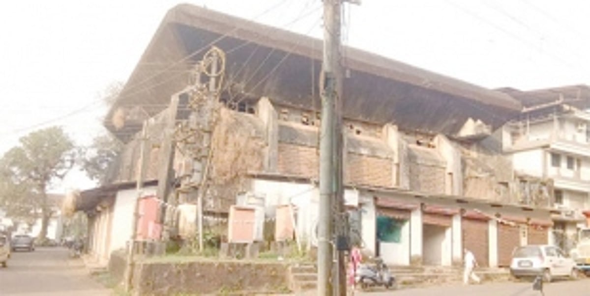 Stubborn shopkeepers thwart Sanguem municipality’s plan to raze weak town hall