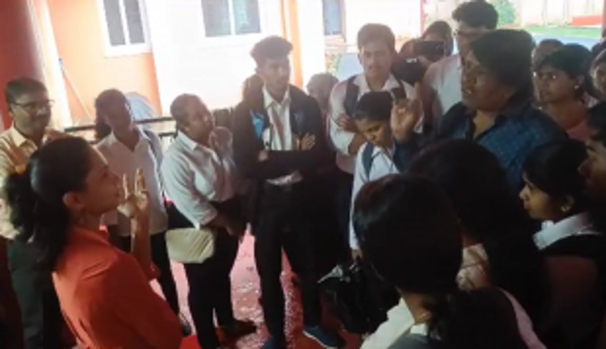 Students & Parents on protest at Kare College over cancellation of classes & exams