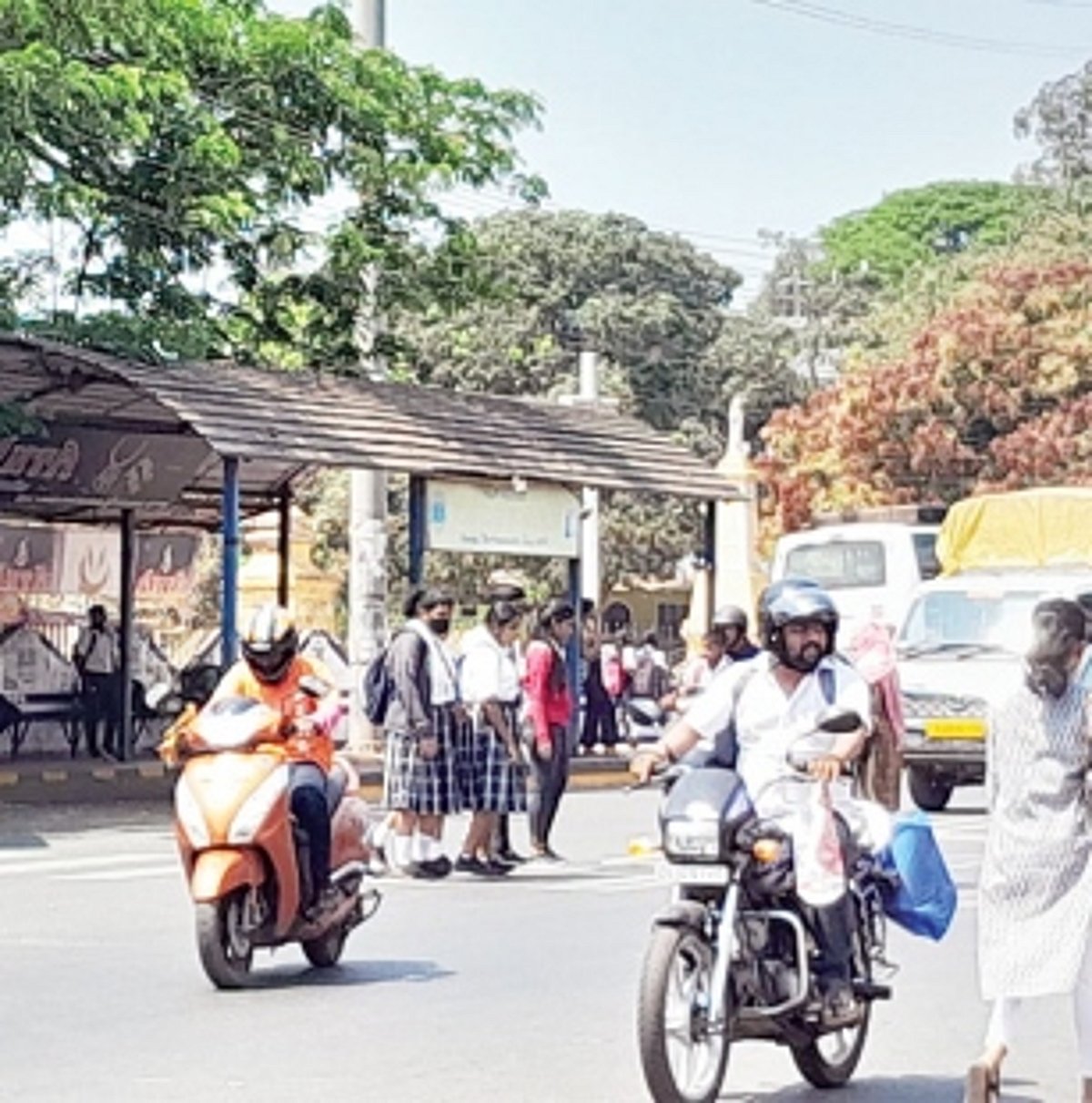 Students avoid the pathetic subways at Navelim & Nuvem, now forced to use the accident-prone highways