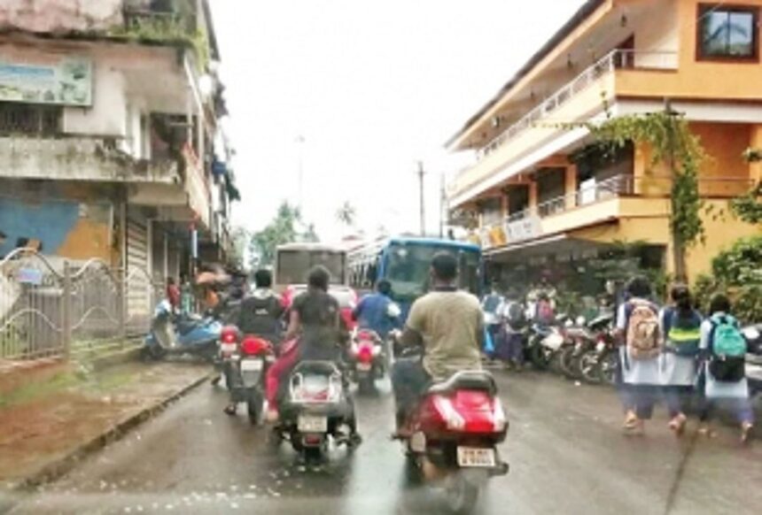 Students face hardship due to traffic congestion at Valpoi 1 Students face hardship due to traffic congestion at Valpoi