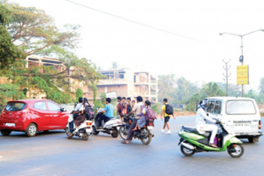 Students of 4 Davorlim schools exposed to fast moving highway traffic 1 Students of 4 Davorlim schools exposed to fast moving highway traffic