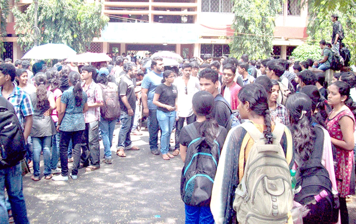 Students of Goa Engineering College, Farmagudi-Ponda, boycott their classes and gathered outside the main administrative building at Farmagudi on Tuesday.