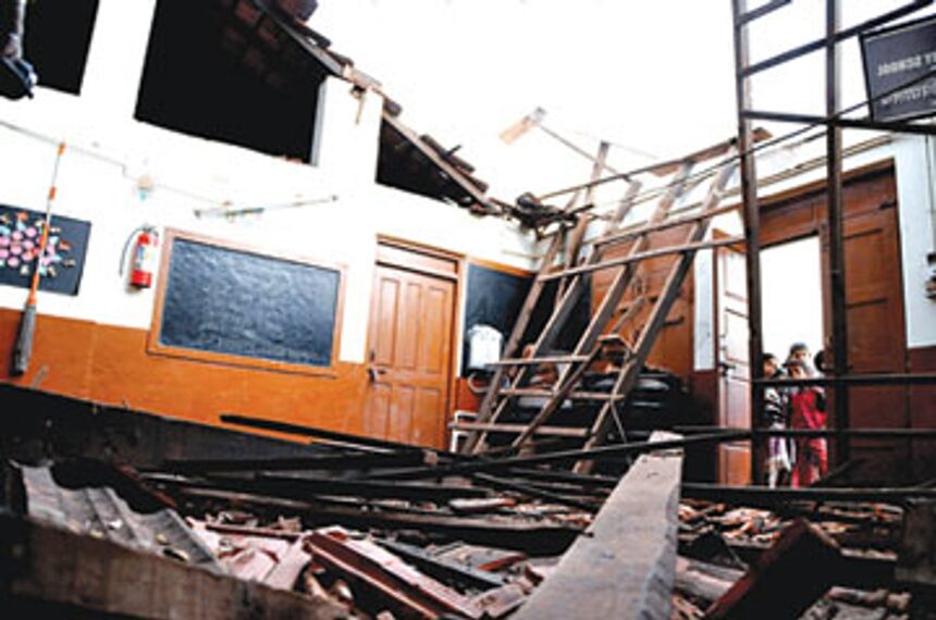 Students of the Government Primary School at Camrabhat, Tonca, look at the classroom whose roof collapsed 1 Students of the Government Primary School at Camrabhat, Tonca, look at the classroom whose roof collapsed