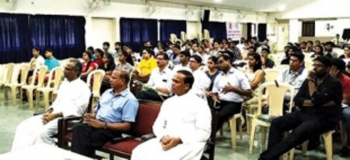 Students receive guidance on IAS Coaching Classes in Goa