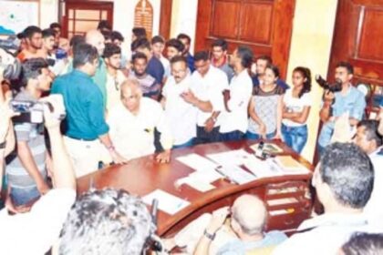 Students whose exam was declared null and void gherao VC