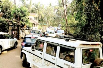 Sudden surge in tourists chokes  Palolem Beach road