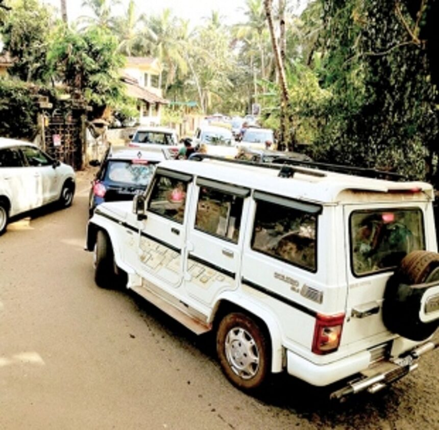 Sudden surge in tourists chokes  Palolem Beach road