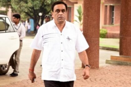 Sudin Dhavalikar discusses power dept issues with Salcete MLAs