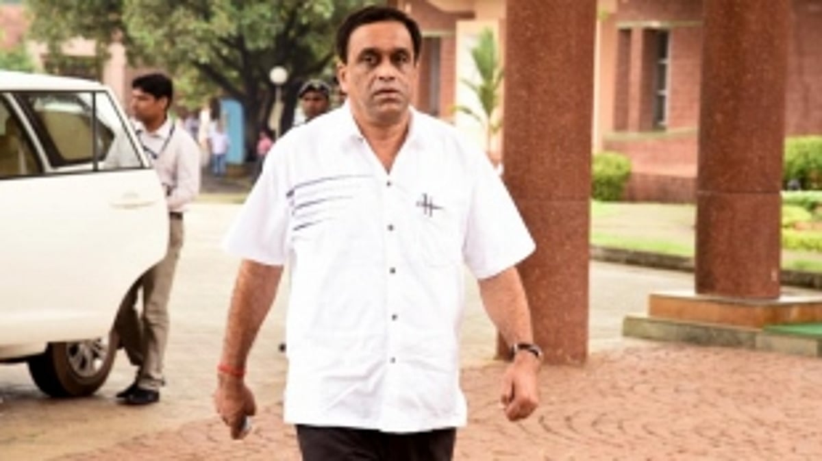 Sudin Dhavalikar discusses power dept issues with Salcete MLAs