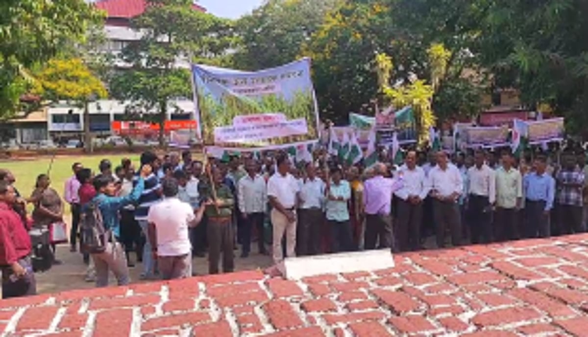 Sugarcane Farmers Rally at Azad Maidan, Demand Clarity on Sanjivani Sugar Factory's Ethanol Plant