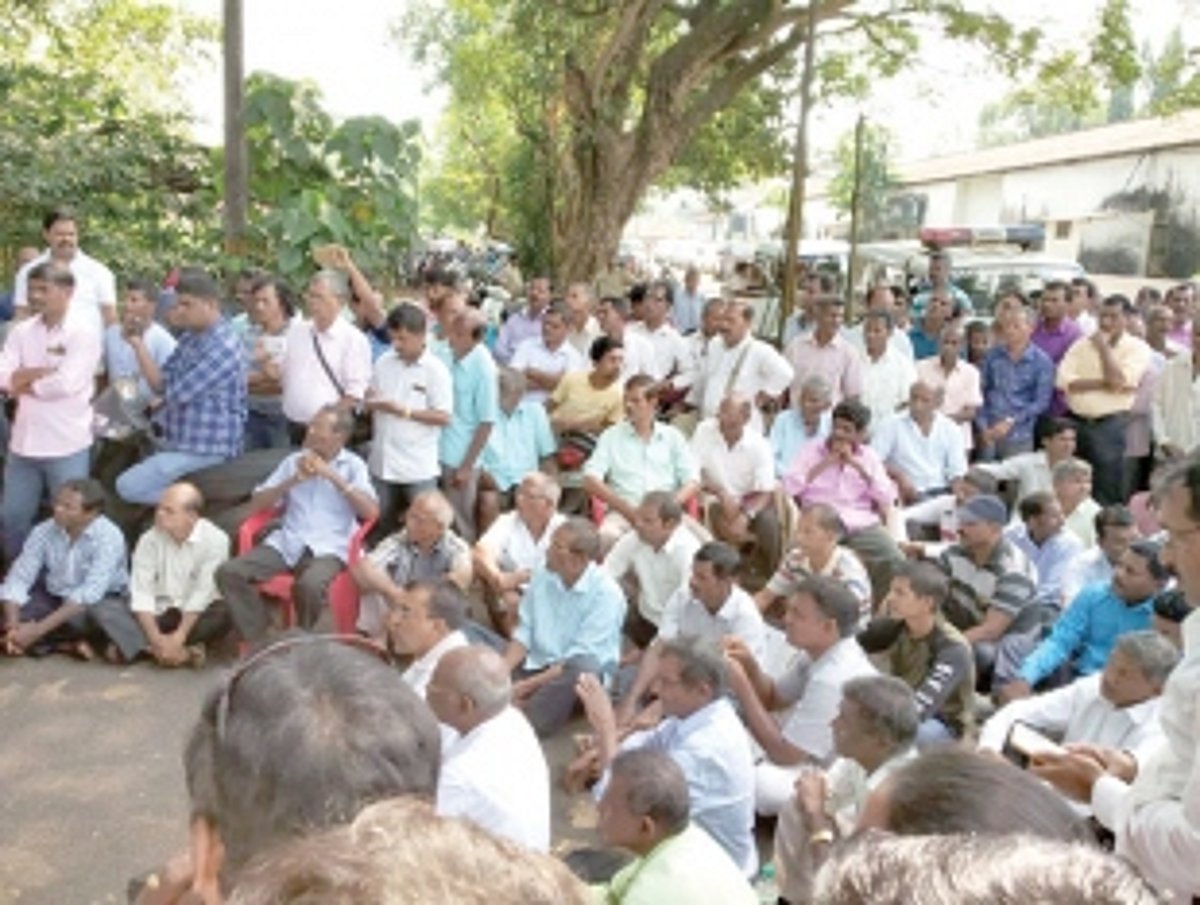 Sugarcane farmers agitate