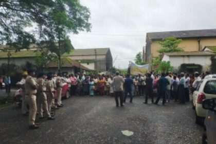 Sugarcane farmers demand assurance from CM of restarting the Sanjivani Sugar Factory; holds protest outside factory