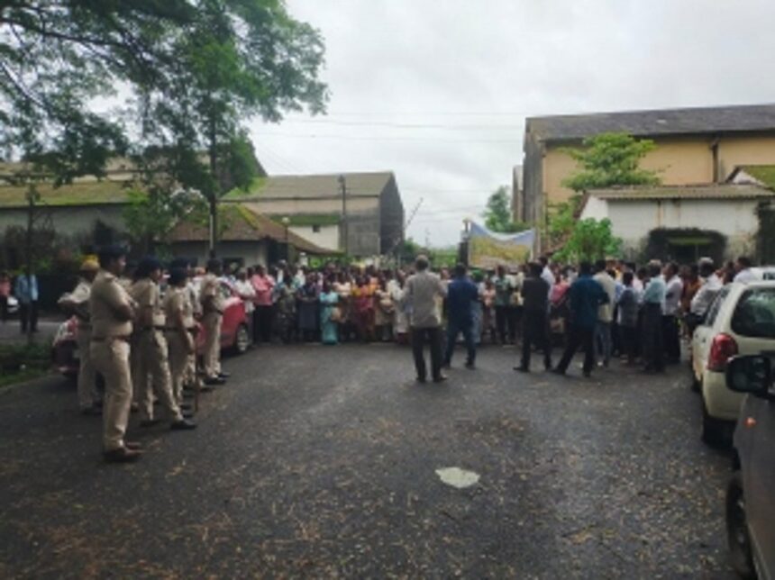 Sugarcane farmers demand assurance from CM of restarting the Sanjivani Sugar Factory; holds protest outside factory