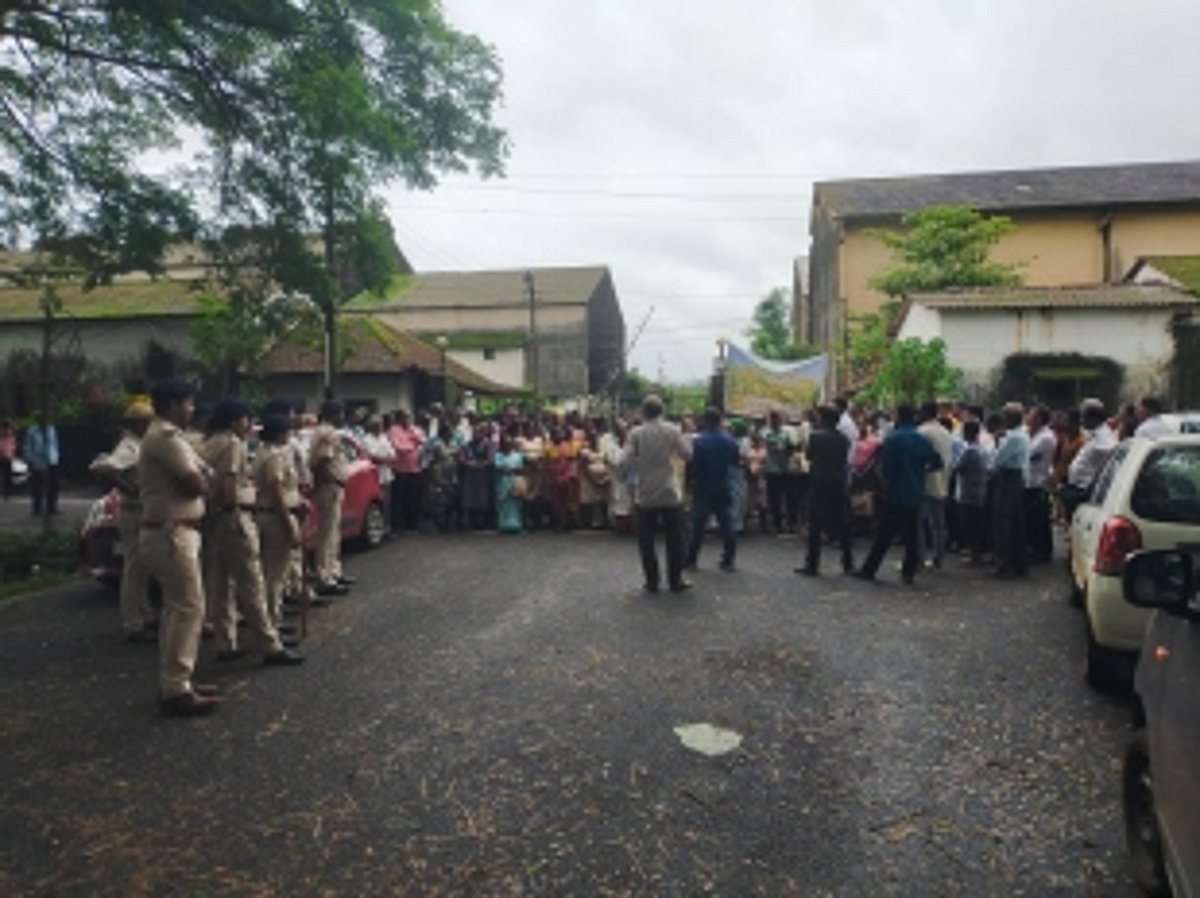 Sugarcane farmers demand assurance from CM of restarting the Sanjivani Sugar Factory; holds protest outside factory