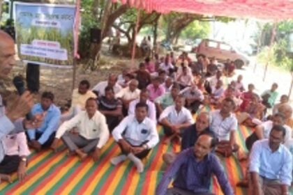 Sugarcane farmers stage sit-in protest in front of Sanjivani Sugar Factory