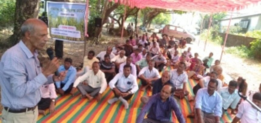 Sugarcane farmers stage sit-in protest in front of Sanjivani Sugar Factory