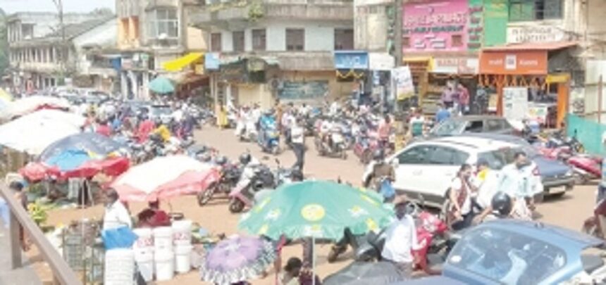 Sunday turns weekly market  day for Ponda migrants