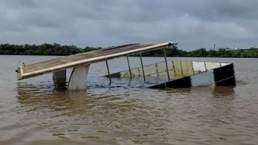 Sunken Cruise Boat in Mandovi River Remains Half-Submerged, Raising Safety and Pollution Concerns 1 Sunken Cruise Boat in Mandovi River Remains Half-Submerged, Raising Safety and Pollution Concerns