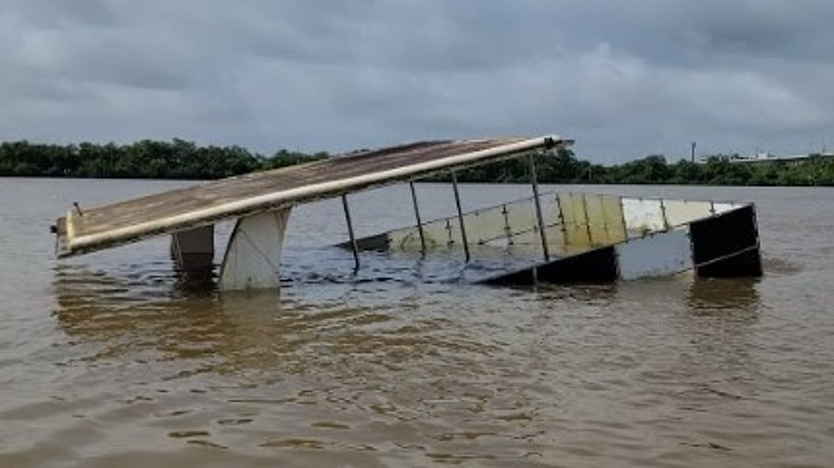 Sunken Cruise Boat in Mandovi River Remains Half-Submerged, Raising Safety and Pollution Concerns