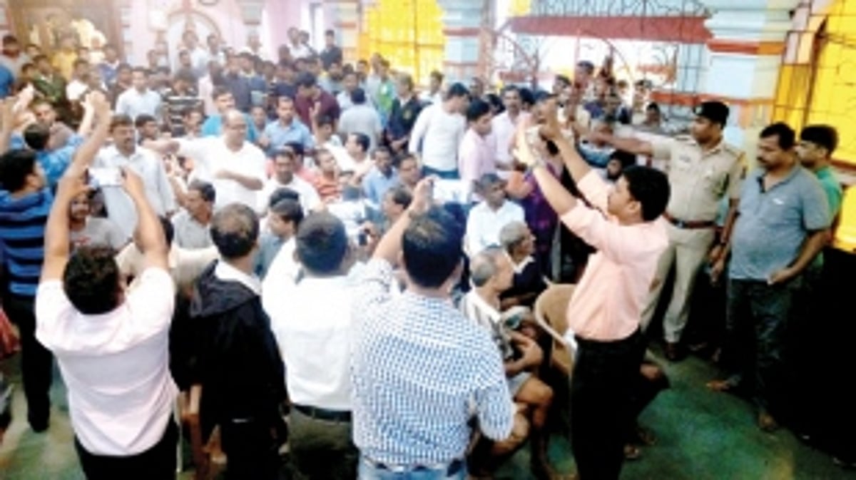Surla passes resolution to  revoke licence to liquor bars