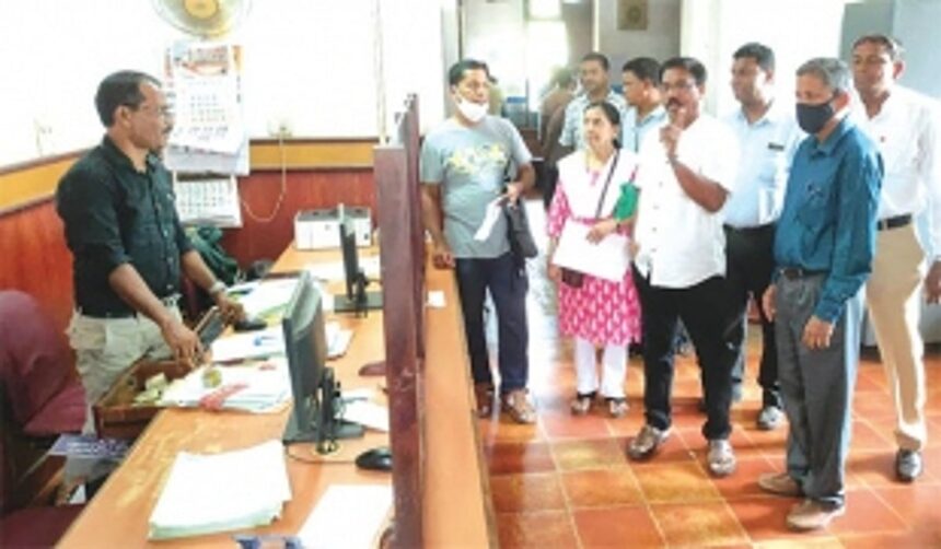 Surprise inspection of Margao Municipal Council finds several employees slacking, not in uniform