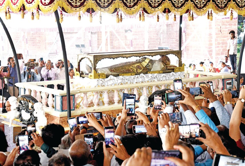 Swell of religious fervour as thousands attend Exposition 1 Swell of religious fervour as thousands attend Exposition
