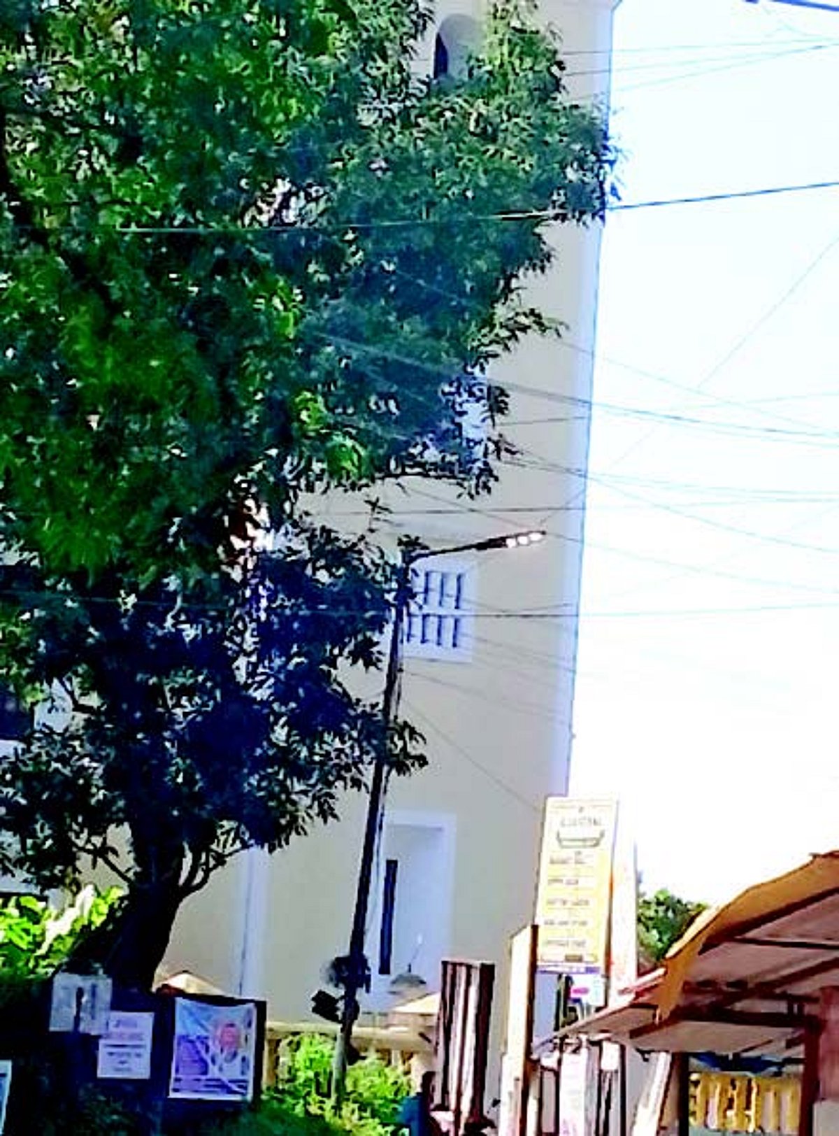 Switch off street lights on time to save power