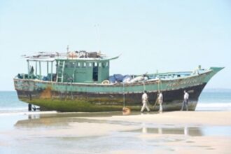TN fishing boat runs aground  at Betalbatim Beach