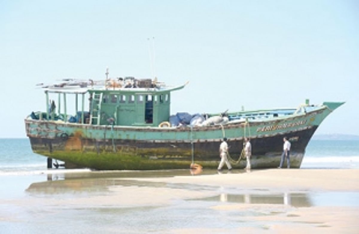 TN fishing boat runs aground  at Betalbatim Beach