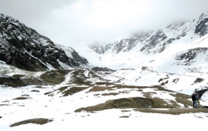 TREKKING THROUGH THE HIMALAYAN MOUNTAINS