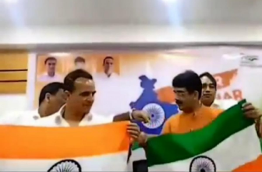 Tanavade criticised for holding Tiranga upside down 1 Tanavade criticised for holding Tiranga upside down