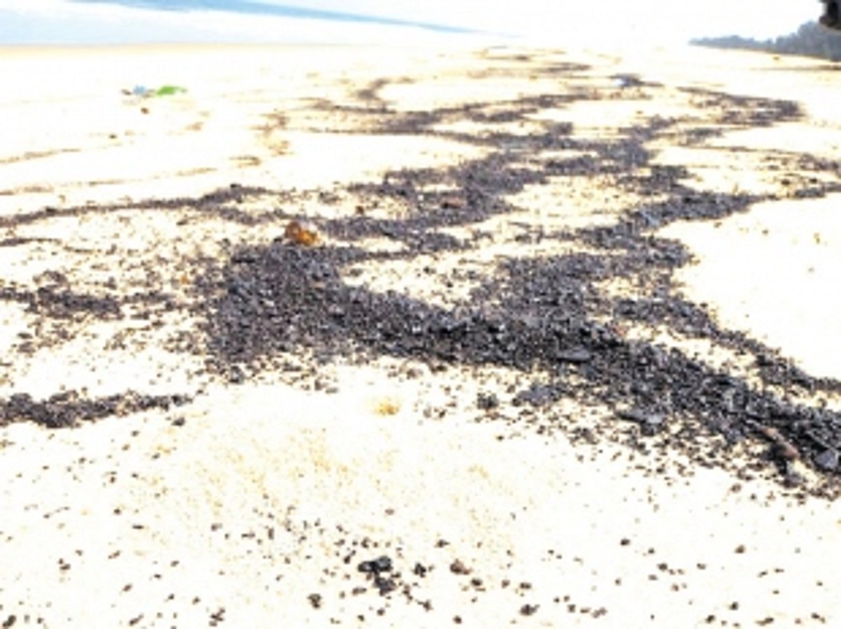 Tar ball menace resurfaces in Benaulim