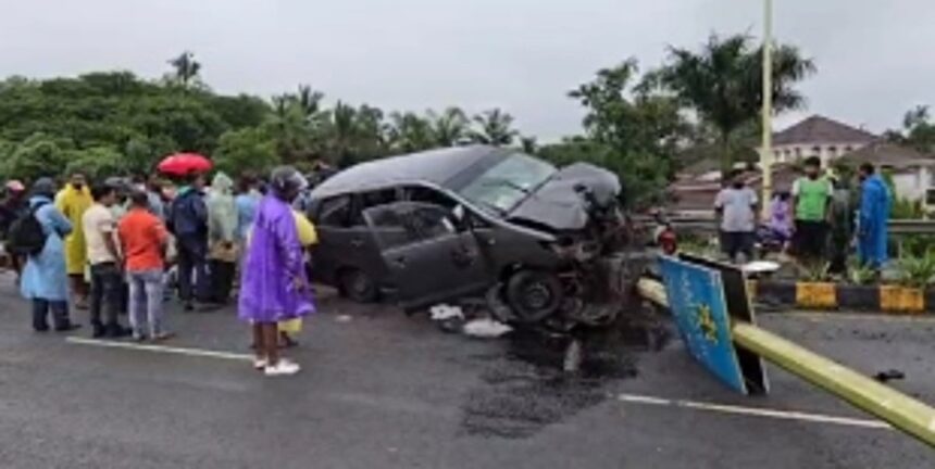 Taxi Loses Control Rams Into Streetlight Pole On Old Goa Bypass