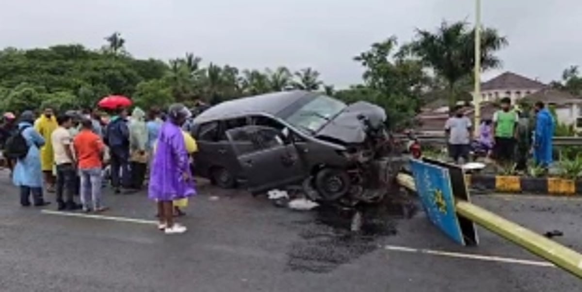 Taxi Loses Control Rams Into Streetlight Pole On Old Goa Bypass