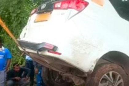 Taxi Veers Off Road Near Mandovi Bridge After Driver Dozes Off; No Casualties Reported