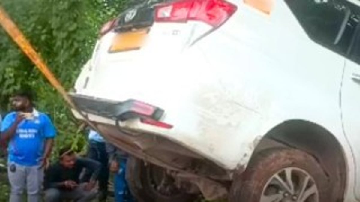 Taxi Veers Off Road Near Mandovi Bridge After Driver Dozes Off; No Casualties Reported