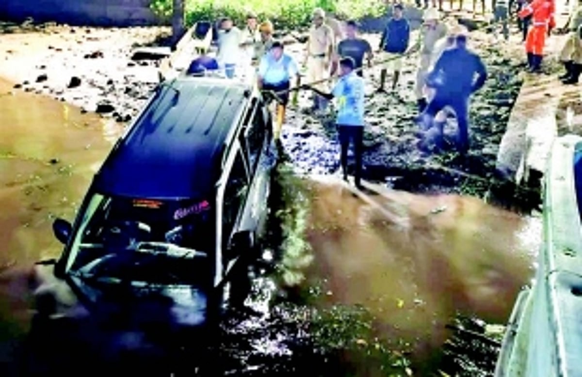 Taxi driver drowns  after car plunges into river at Sarmanas
