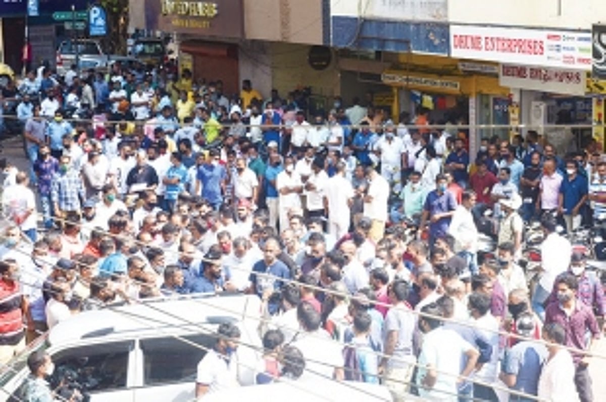 Taxi drivers march to Transport Office, demand cancellation of GoaMiles licence