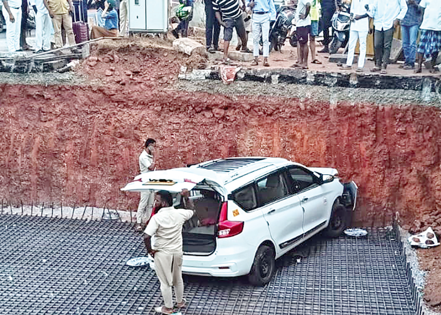 Taxi falls into pit near Dabolim junction