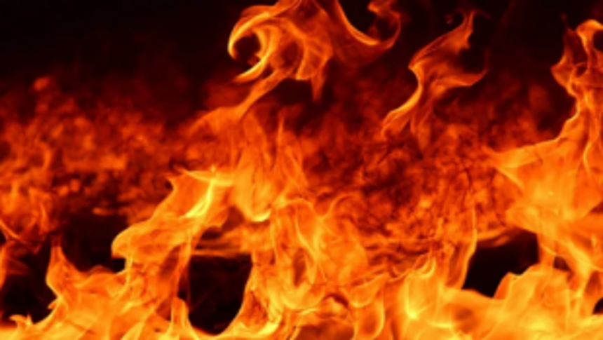 Taxi gutted; cabbie moves passengers   to safety