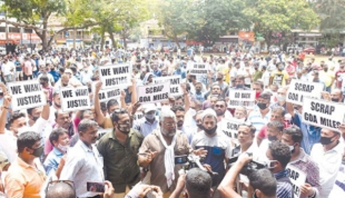 Taxi operators drive home their demand for resolving pending issues