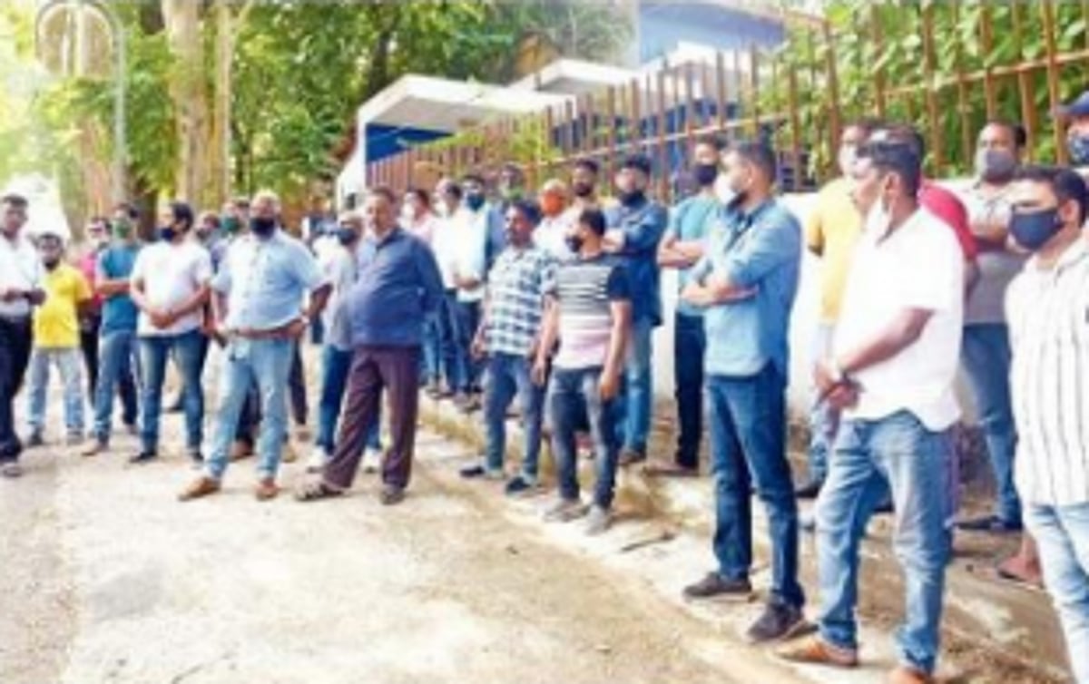 Taxi owners & politicians have an app-solutely cosy alliance. Who cares about tourists & commuters?