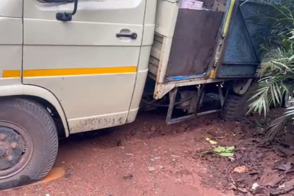 Tempo Gets Stuck in Trench Near Dando, Sanguem: Locals Slam Poor Road Safety After Cable Work
