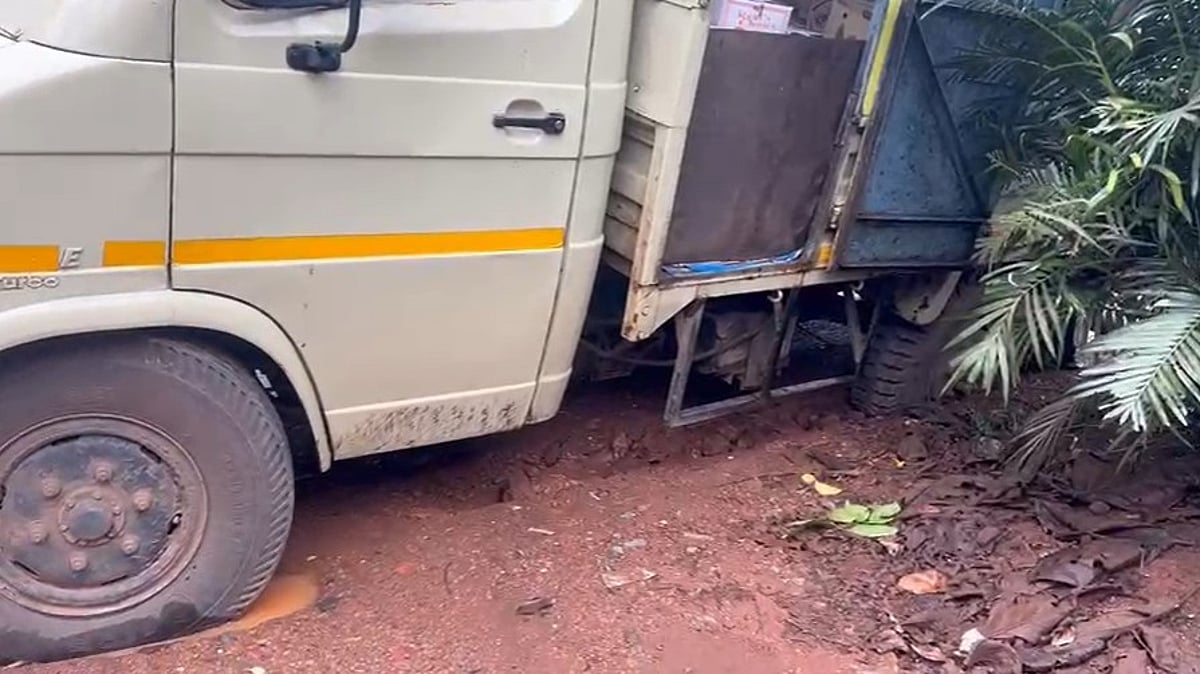 Tempo Gets Stuck in Trench Near Dando, Sanguem: Locals Slam Poor Road Safety After Cable Work