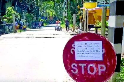 Temporary closure of Velsao railway crossing gate causes panic among villagers