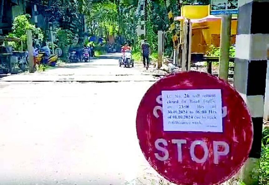 Temporary closure of Velsao railway crossing gate causes panic among villagers