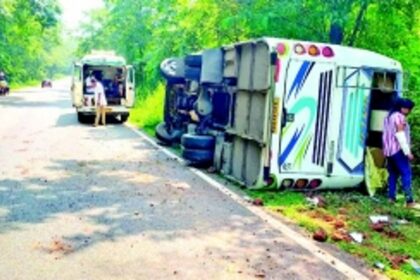 Ten tourists injured as bus veers off the road to save stray cattle at Dharbandora