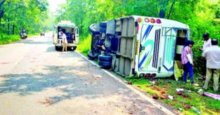 Ten tourists injured as bus veers off the road to save stray cattle at Dharbandora 1 Ten tourists injured as bus veers off the road to save stray cattle at Dharbandora