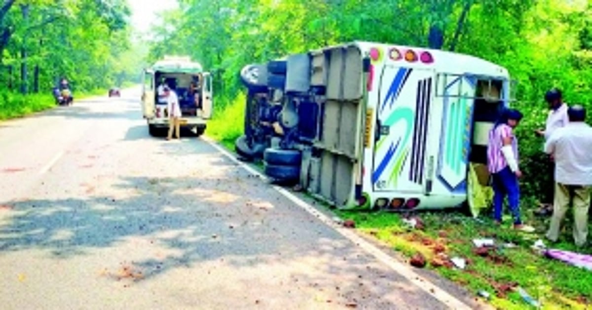 Ten tourists injured as bus veers off the road to save stray cattle at Dharbandora