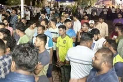 Tense situation at Bicholim as mob blocks road, demands Shreya be brought at police station